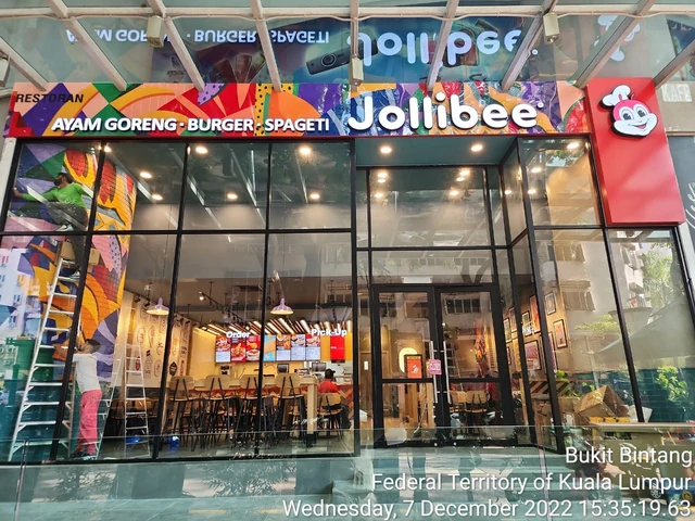 Jollibee Plaza Lowyat storefront.